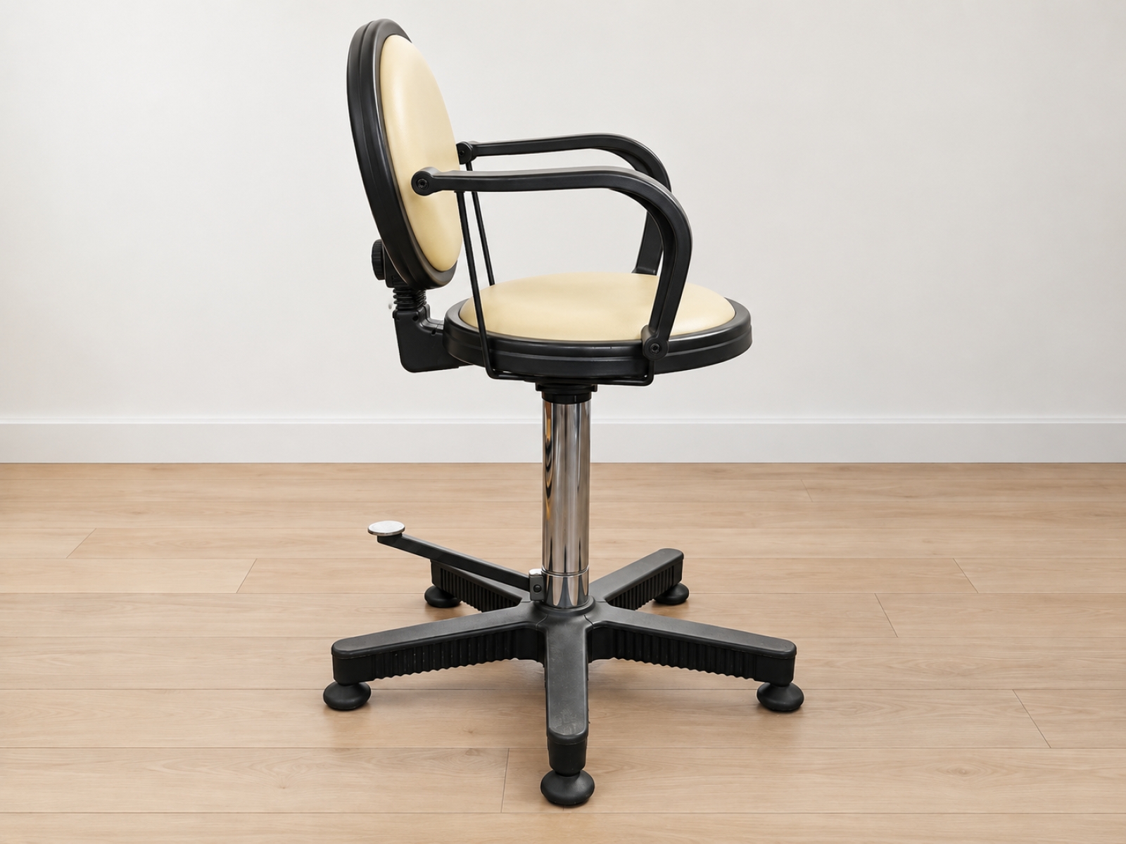Sedia da barbiere girevole regolabile – crema/nera 3