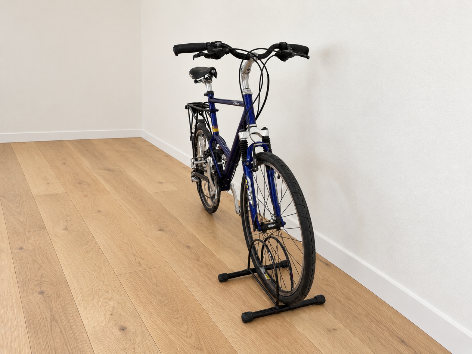 Bicicletta con telaio blu scuro, forcella ammortizzata e sospensione posteriore. 3