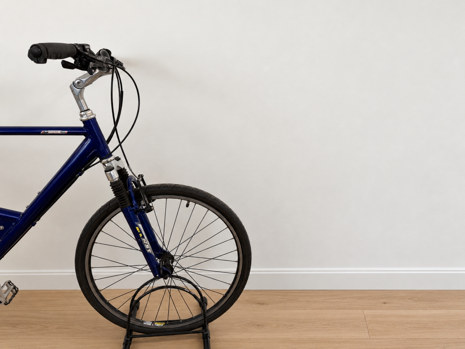 Bicicletta con telaio blu scuro, forcella ammortizzata e sospensione posteriore. 5