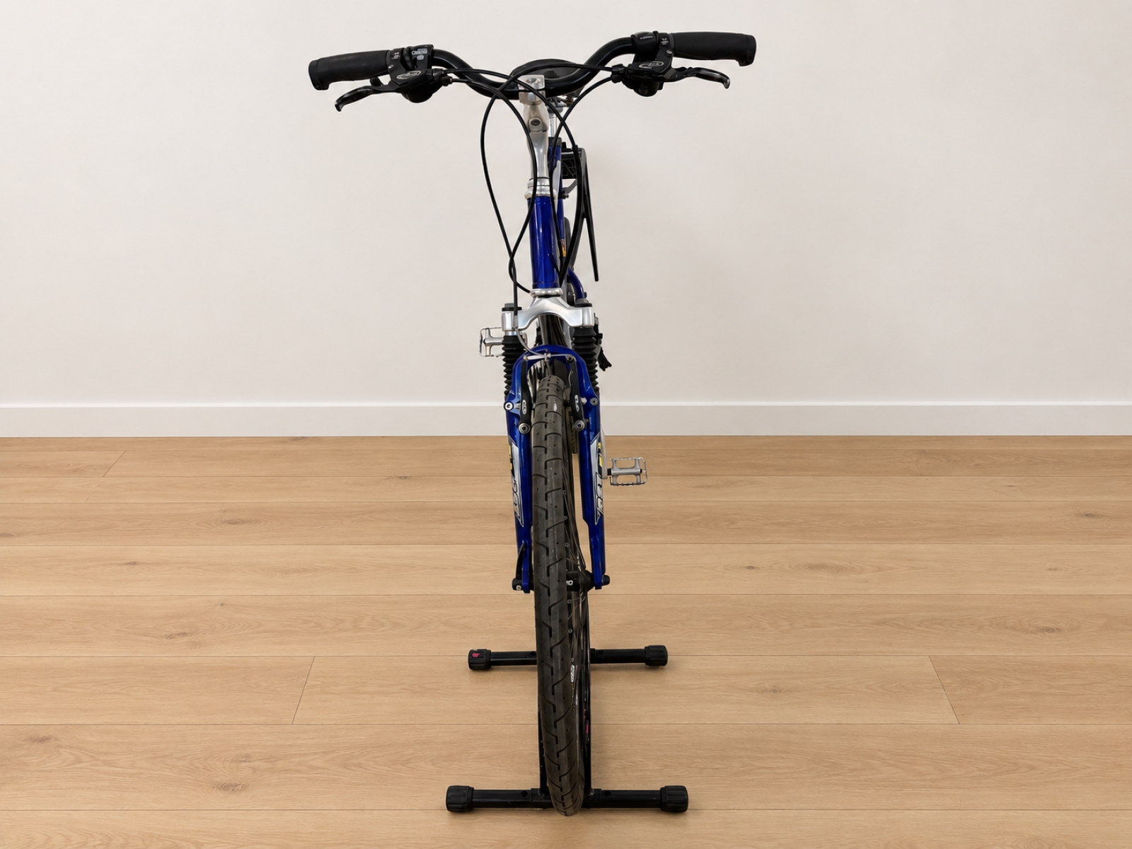 Bicicletta con telaio blu scuro, forcella ammortizzata e sospensione posteriore. 6