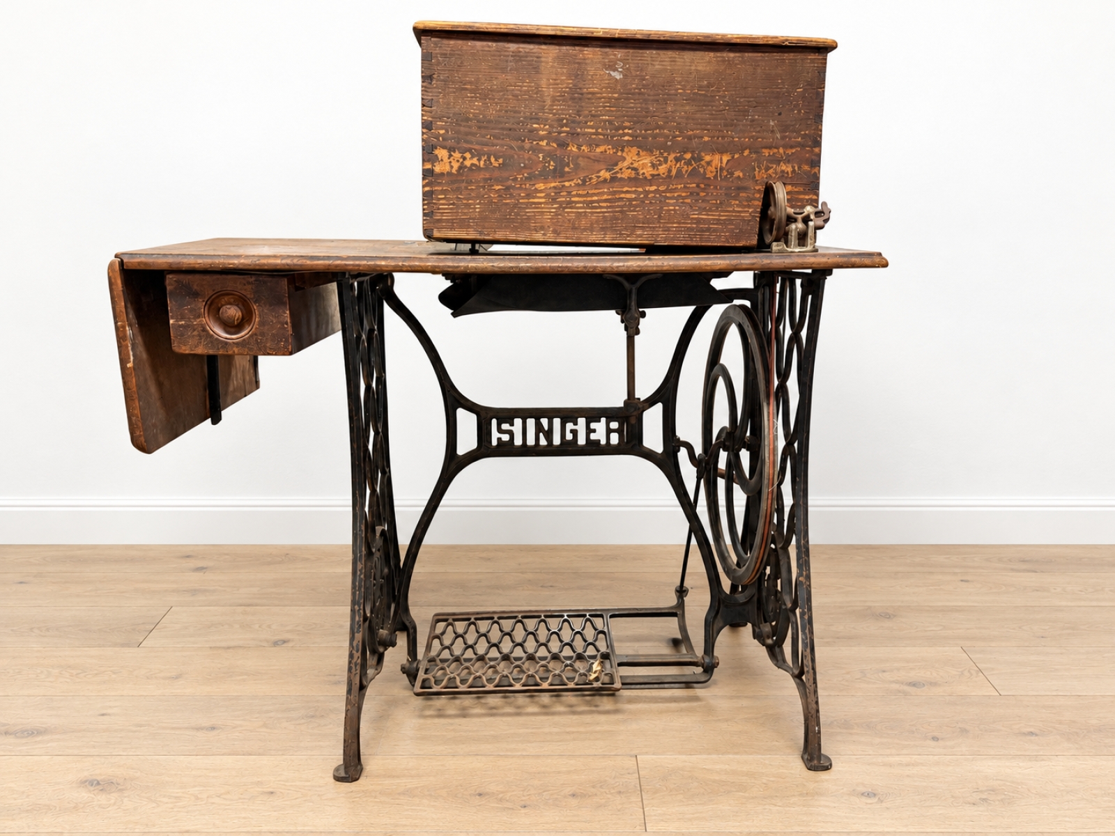 Singer d’epoca a pedale con mobile 3
