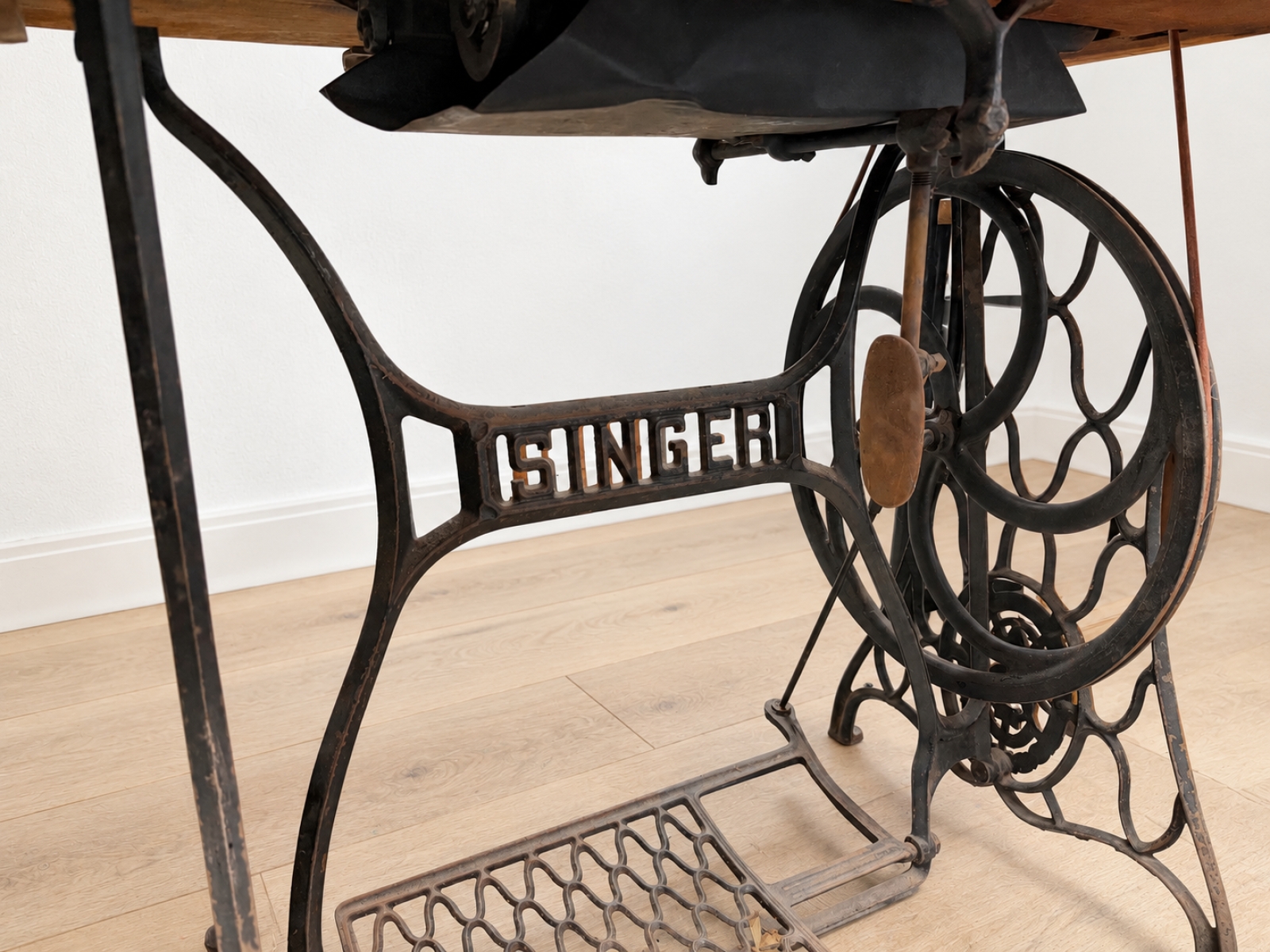 Singer d’epoca a pedale con mobile 4
