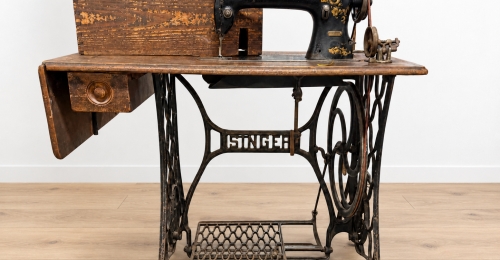 Singer d&rsquo;epoca a pedale con mobile