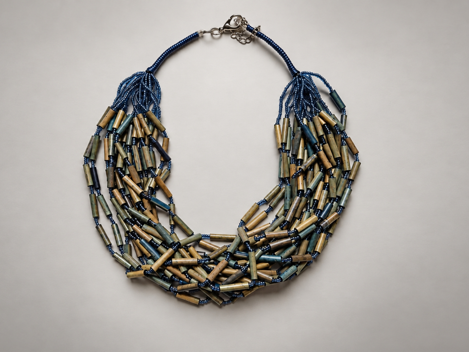 Collana multigiro con perline blu e dettagli naturali (17pz) 2