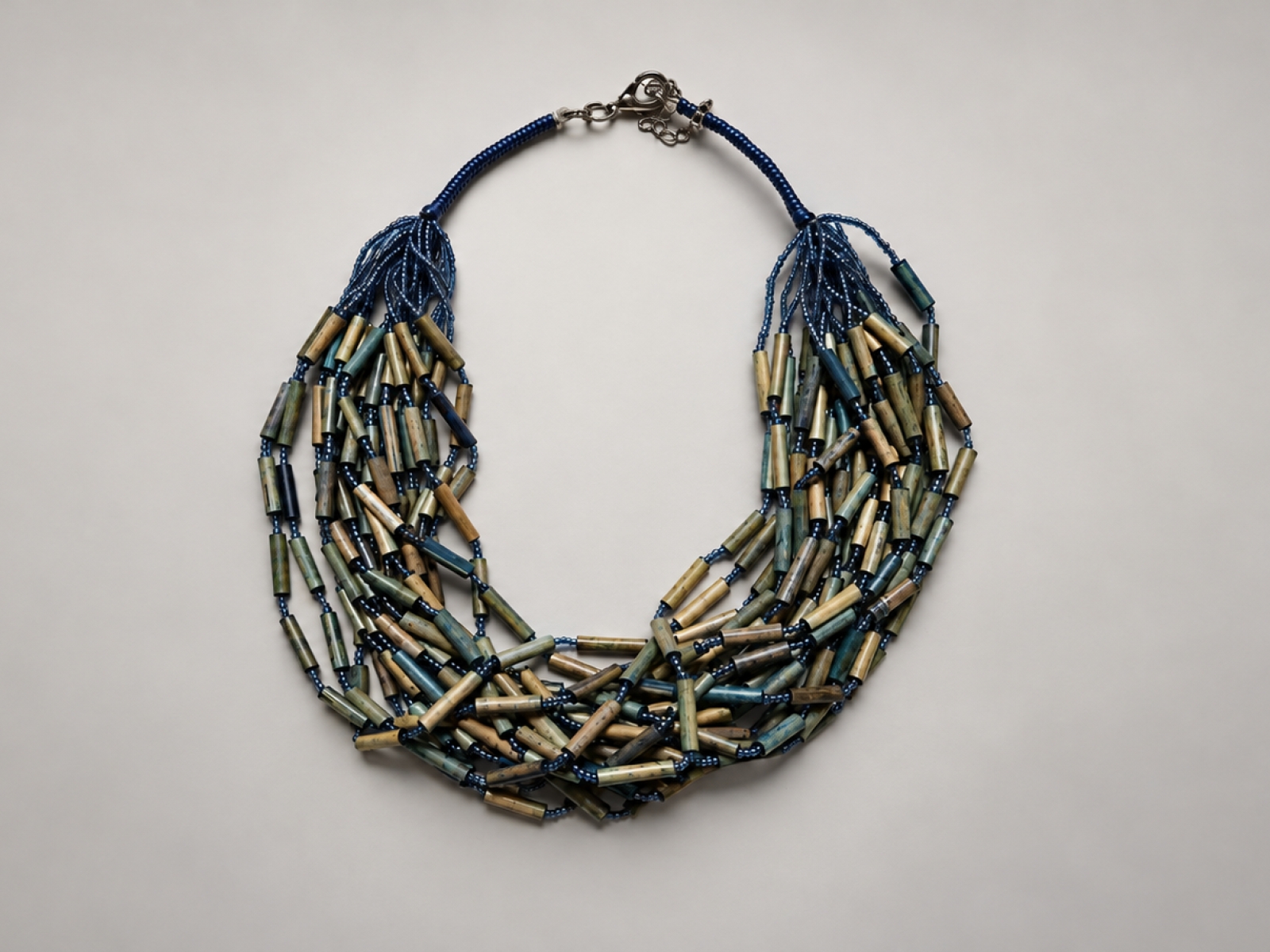 Collana multigiro con perline blu e dettagli naturali (17pz) 3