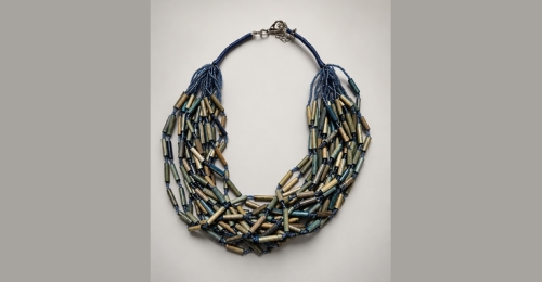 Collana multigiro con perline blu e dettagli naturali (17pz)
