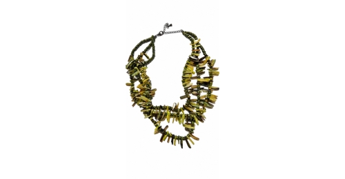Collana multistrato con pietre verdi