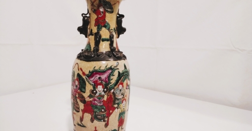 Vaso in porcellana con dipinto a mano. Cina, XIX secolo