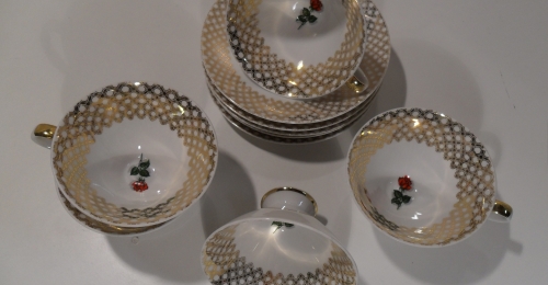 Set di piattini e tazzine da té in ceramica