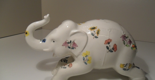 Elefante in ceramica, pitturato a mano in Italia