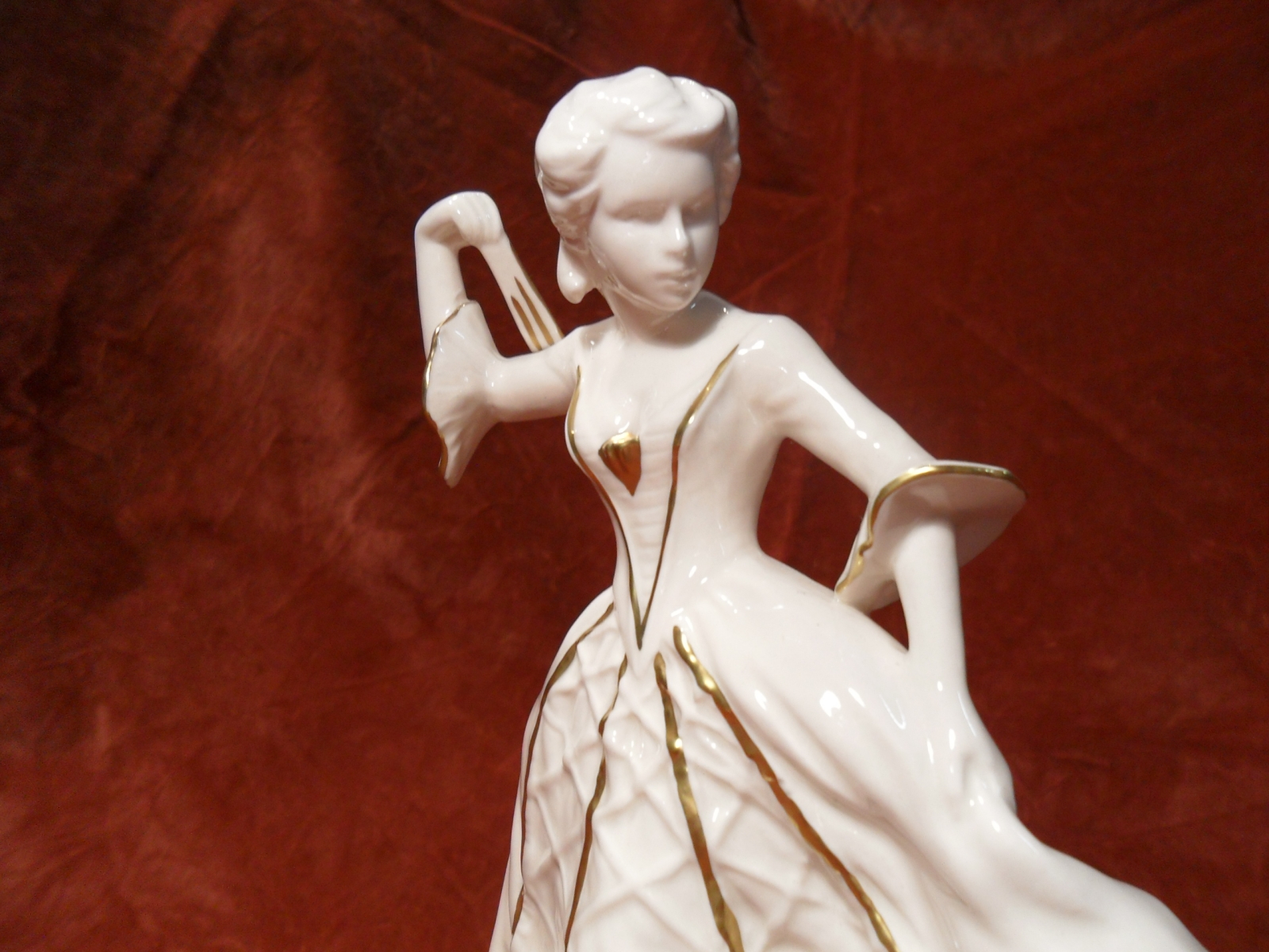 Statuetta in porcellana (dama), marca Goebel 3